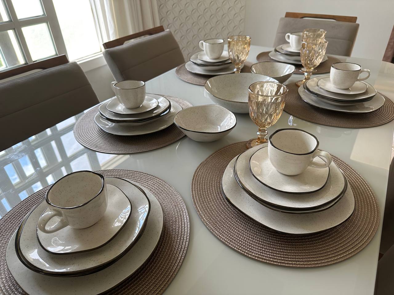 Kit com 54 Peças Aparelho de Jantar em Porcelana de Luxo